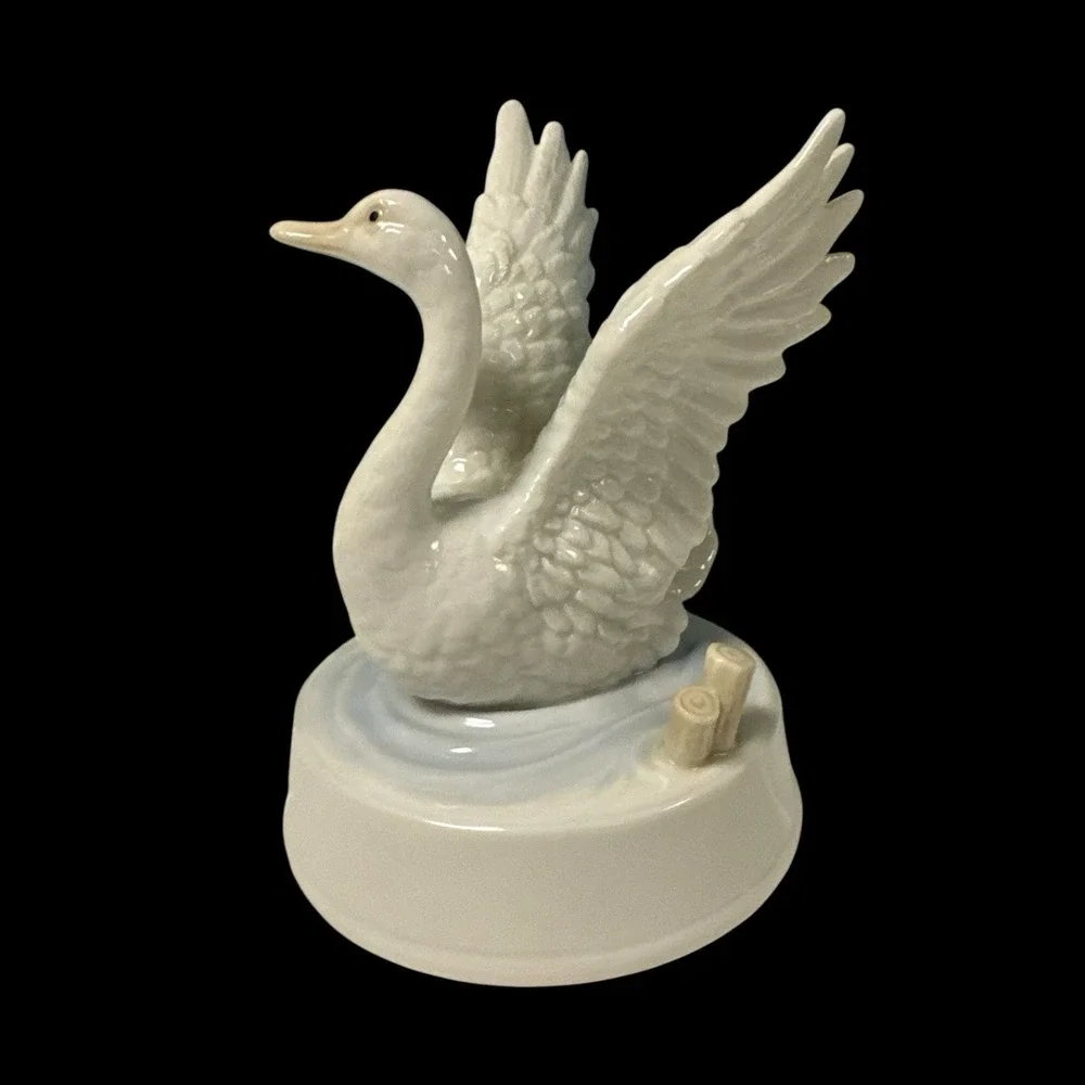 Vintage OTAGIRI‎ SWAN LAKE SWAN FIGURINE PORCELAIN MUSIC BOX Rare